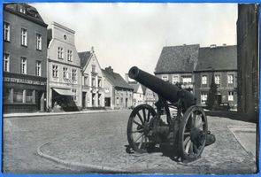 Mohrungen, Stadt, Kreis Mohrungen Mohrungen, Markt, Kanone vor dem Rathaus 