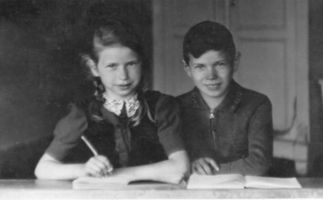 Seckenburg, Kreis Elchniederung Seckenburg, Helga und Günter Scheffler in der Schule Elchniederung, Ksp. Seckenburg, Schulen, Lehrer, Schüler, Kindergärten