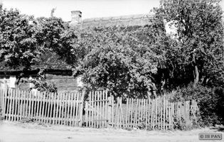 Bunhausen, Kreis Lyck Bunhausen, Giebelständerhaus - Ansicht von der Wegseite II 
