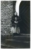 Langgut, Kreis Osterode Langgut, Margarethe Wischniewski vor der Evang. Kirche 