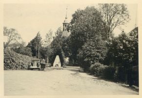 Rauterskirch, Kreis Elchniederung Lappienen, Kirche mit Denkmal II 