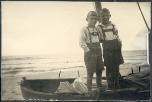Lochstädt, Kreis Samland Lochstädt, Seeheilstätte für Kinder, 2 Kinder am Strand 