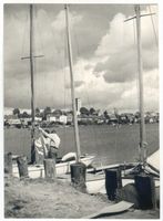 Nikolaiken Kr. Sensburg, Kreis Sensburg Nikolaiken Kr. Sensburg, Gesamtansicht und Segelboote am Ufer Masurische Seen