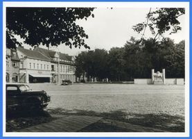 Tapiau, Kreis Wehlau Tapiau, Marktplatz mit Ehrenmal III Тапиау, рыночная площадь с памятником павшим, III