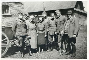 Baarden, Kreis Preußisch Holland Baarden, Fritz Gehrmann und Familie mit Soldaten aus Osnabrück Барден, Фриц Герман с семьёй и солдатами из Оснабрюка