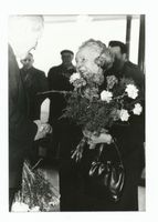  Ganz Ostpreußen, Agnes Miegel und Dr. Gille zu ihrem 85. Geburtstag in Bad Nenndorf Miegel, Agnes (Schriftstellerin)