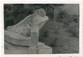 Allenstein, Stadtkreis Allenstein Allenstein,  Frosch-Skulptur  im Stadtpark vor dem Schloß Allenstein, Schloß