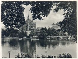Königsberg (Pr.), Stadtkreis Königsberg Königsberg, Blick auf die Schloßteichbrücke und Burgkirche Кёнигсберг, вид на мост через Замковый пруд и Замковую церковь