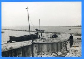 Nidden, Kreis Memel Nidden, Fischer beim Ausbessern Nidden, Landschaft - Ostsee - Umgebung