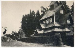 Jagdhaus Rominten, Kreis Goldap Jagdhaus Rominten, Hubertus-Kapelle mit Hirschstandbild II Ягдхаус Роминтен, капелла Святого Губерта со статуей оленя, II