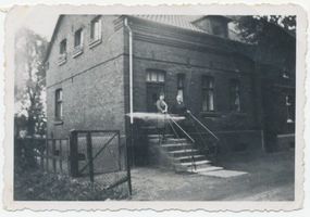 Satticken Kr. Treuburg, Kreis Treuburg Satticken Kr. Treuburg, Anna Schippel geb. Lask und ?? vor ihrem Haus 