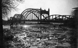 Tilsit, Stadt, Stadtkreis Tilsit Tilsit, Luisen-Brücke, Eisgang auf der Memel IV Тильзит, мост Луизы, ледоход на Немане, IV