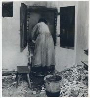 Nikolaiken Kr. Sensburg, Kreis Sensburg Nikolaiken Kr. Sensburg, Fischerin am Räucherofen - Maränenräucherei Masuren, Fischerei