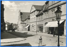 Tapiau, Kreis Wehlau Tapiau, Altstraße mit Rathaus II 