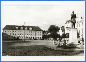 Johannisburg, Kreis Johannisburg Johannisburg, Marktplatz mit Bismarckdenkmal 