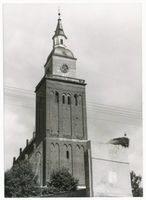 Schippenbeil, Kreis Bartenstein Schippenbeil, Kirche, davor Wand mit Wappen I 