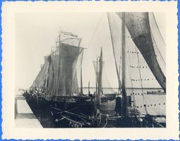Nidden, Kreis Memel Nidden, Kurenkähne im Hafen II Nidden, Kurenkähne im Hafen und am Haffstrand