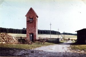 Trosienen, Kreis Bartenstein Trosienen (Trosin), Ausfahrt mit Trafohäuschen zu den Feldern Трозинен (Тросин), выезд с трансформаторной будкой к полям