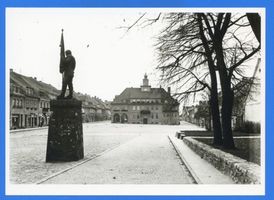 Hohenstein Kr. Osterode, Stadt, Kreis Osterode Hohenstein i. Ostpr., Großer Marktplatz mit Kriegerdenkmal V 