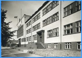 Memel, Stadt, Stadtkreis Memel Simon-Dach-Straße Memel, Simon-Dach-Straße, Früher litauisches Gymnasium, später Kommandantur Мемель, Симон-Дах-штрассе, ранее литовская гимназия, позднее комендатура
