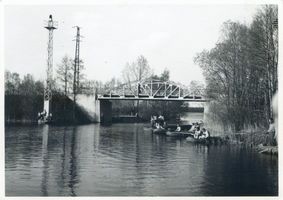 Kullabrücke, Kreis Lötzen Kullabrücke, Soldaten beim Angeln Masurische Seen