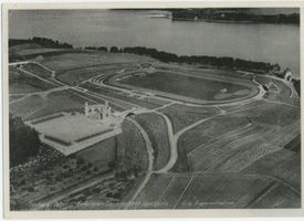 Treuburg, Kreis Treuburg Treuburg, Denkmal, Sportplatz, Luftbild Тройбург, памятник, спортивная площадка, аэрофотоснимок