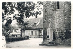 Mohrungen, Stadt, Kreis Mohrungen Mohrungen, Kirchenplatz mit 1. Pfarrhaus 