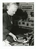  Ganz Ostpreußen, Agnes Miegel, 85. Geburtstag, Besuch einer Ausstellung Miegel, Agnes (Schriftstellerin)