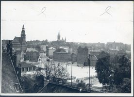 Allenstein, Stadtkreis Allenstein Marktplatz Allenstein, Blick vom Schloß zum Marktplatz mit Rathaus und Hohes Tor Алленштайн, вид от замка на рыночную площадь с ратушей и Высокими воротами