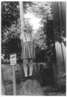 Sankt Lorenz, Kreis Samland Sankt Lorenz, Marie-Anne Hinz, Tochter des Lehrers Franz Hinz auf dem Gedenkstein in der Nähe des Schulgebäudes Санкт-Лоренц, Мари-Анне Хинц, дочь учителя Франца Хинца, на памятном камне вблизи школьного здания