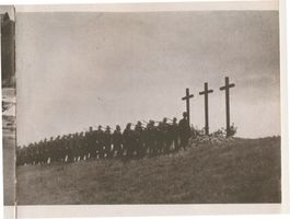  Masuren, Golgatha-Heldengrab und vorbei ziehende deutsche Wehrmachtsoldaten Мазуры, памятник героям «Голгофа» и проходящие мимо немецкие солдаты вермахта
