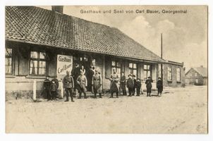Georgenthal Kr. Mohrungen, Kreis Mohrungen Georgenthal Kr. Mohrungen, Gasthaus und Saal von Carl Bauer 