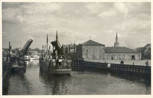 Memel, Stadt, Stadtkreis Memel Memel, Die geöffnete Karlsbrücke, Schiffe auf der Dange, Blick zur Börse II Memel, Kirchen
