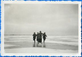 Postnicken, Kreis Samland Postnicken,  Schlittern  auf dem Haff II 