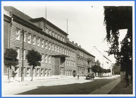 Gumbinnen, Stadt, Kreis Gumbinnen Gartenstraße Gumbinnen, Gartenstraße mit Ostpreußenwerk und Gewerbeförderungsamt 