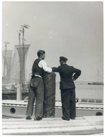 Nidden, Kreis Memel Nidden, Hafen, Fischer und Leutturmwärter Nidden, Kurenkähne im Hafen und am Haffstrand