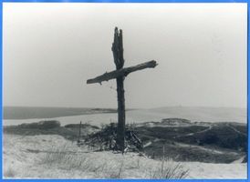 Nidden, Kreis Memel Nidden, Blick über die Düne auf das Haff mit Holzkreuz Nidden, Landschaft - Ostsee - Umgebung