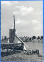 Karkeln, Kreis Elchniederung Karkeln, Fischerboot am Ufer des Karkelstromes Elchniederung, Verkehr auf Kurischem Haff und Flüssen, Flußlandschaft