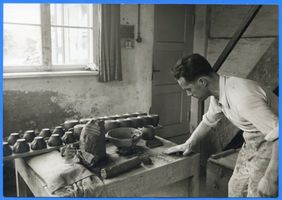 Tolkemit, Kreis Elbing Tolkemit, Töpfer beim Rollen der Henkel Толькемит, гончар катает ручки