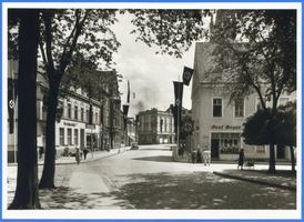 Rastenburg, Stadt, Kreis Rastenburg Rastenburg, Königsberger Straße mit Sparkasse, LIchtspiele und Hotel II Rastenburg, Königsberger Straße