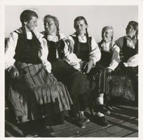Schwarzort, Kreis Memel Schwarzort,  Mädchengruppe in Tracht II Ostpreußische Trachten