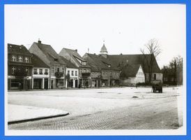 Hohenstein Kr. Osterode, Stadt, Kreis Osterode Hohenstein i. Ostpr., Marktplatz mit Geschäftshäusern und Kirche 