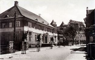 Neidenburg, Stadt, Kreis Neidenburg Neidenburg, Kreissparkasse und Schloss im Hintergrund 