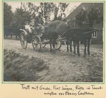 Tawellenbruch, Ort und Forstamt, Kreis Elchniederung Tawellenbruch fr. Tawellningken, Die Kinder des Försters vor dem Gasthaus Ebner 