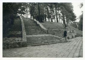Angerburg Kr. Angerburg, Stadt, Kreis Angerburg Angerburg, Heldenfriedhof ??, Treppe Angerburg, Heldenfriedhof der Stadt Angerburg am Schwenzaitsee