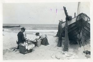 Cranz Kr. Samland, Ort, Kreis Samland Cranz,  Fischerfamilie beim Flundern säubern Kurische Nehrung, Fischerei