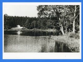 Landsberg, Stadt, Kreis Preußisch Eylau Landsberg i. Ostpr., Röhrenteich mit Kriegerdenkmal 