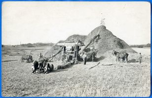  Ostpreußen, Dreschen auf dem Feld Восточная Пруссия, молотьба в поле