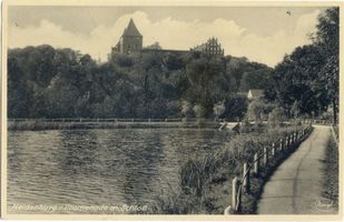 Neidenburg, Stadt, Kreis Neidenburg Neidenburg, Promenade am Schloßteich mit Blick auf das Schloß Neidenburg, Schloß