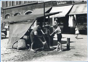 Königsberg (Pr.), Stadtkreis Königsberg Königsberg (Pr.),  Fischmarkt - Spielende Kinder Кёнигсберг (Пр.), рыбный рынок — играющие дети